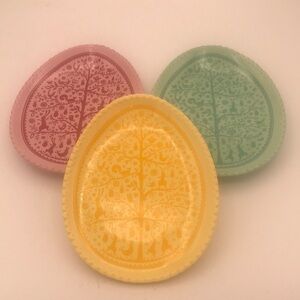 World Market Retired Egg Shaped Ceramic Plates Set of 3‎